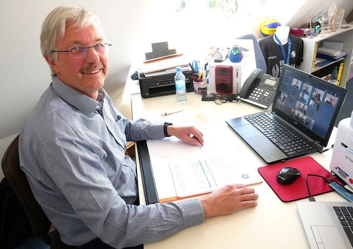 SVG-Geschäftsführer Andreas Bahlburg am Laptop bei einer der derzeit häufigen Videokonferenzen