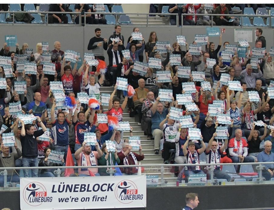 Auch in Hamburg sind der Lüneblock und die übrigen Fans on fire, um die Mannschaft lautstark zu unterstützen.