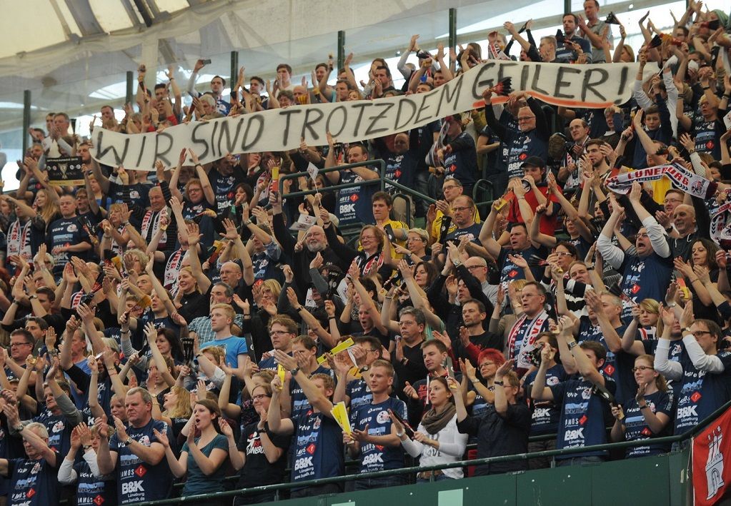 Ein Foto, das die ganze Euphorie in und um die SVG Lüneburg auf den Punkt brachte. Friedrichshafen mit Außenangreifer Baptiste Geiler gewann - aber die Fans feierten: WIR SIND TROTZDEM GEILER.