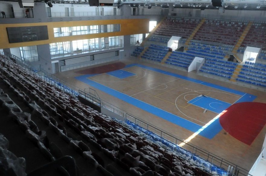 In dieser 2015 eröffneten Halle, die bis zu 3350 Zuschauer fasst, trägt OK Ribnica Kraljevo seine Heimspiele - dann allerdings mit verlegtem Volleyball-Spezialboden - aus, gegen die SVG das Rückspiel am 17. November. Foto: CEV