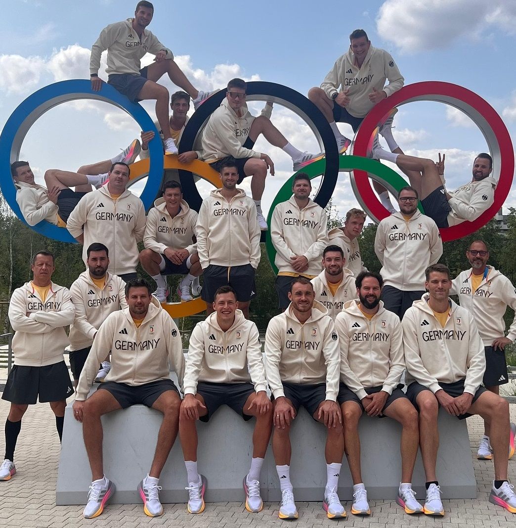 Das DVV-Team inklusive Staff im olympischen Dorf. Foto: facebook