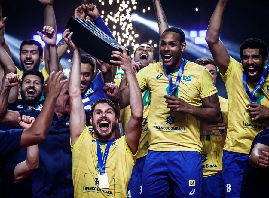 Brasilien mit Kapitän und Weltklasse-Zuspieler Bruno (Mitte, mit Pokal) gewann im letzten Jahr die Nations League. Foto: FIVB