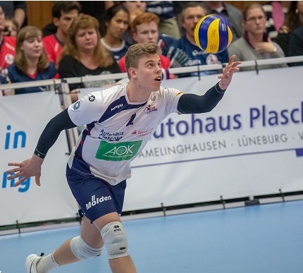 Gijs beim Aufschlag