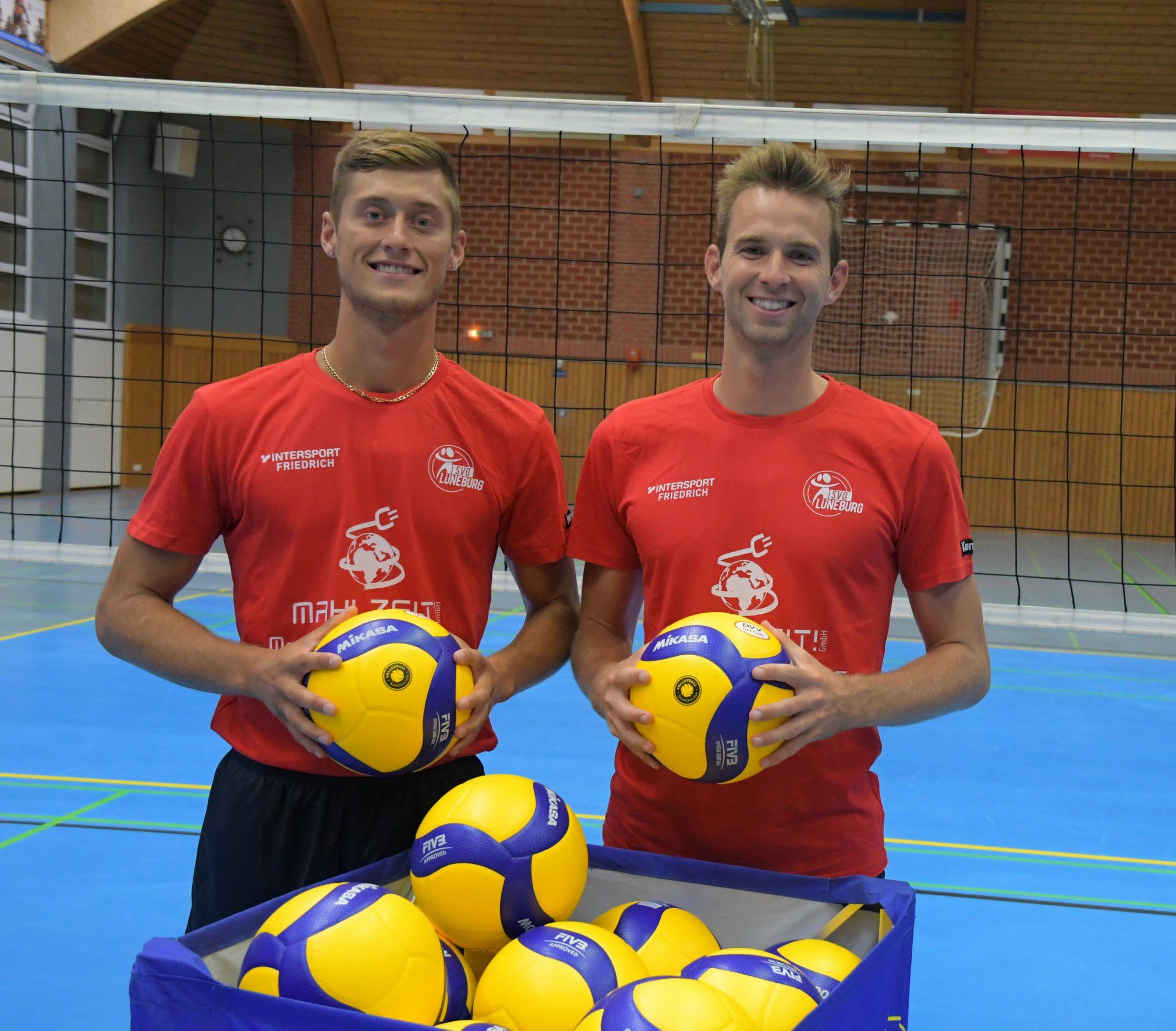 Die Neuzugänge Michelau und Durkin präsentieren die neuen Spielbälle