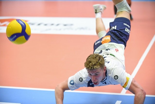 Gijs streckt sich nach dem Ball