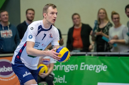 Jannik beim Aufschlag
