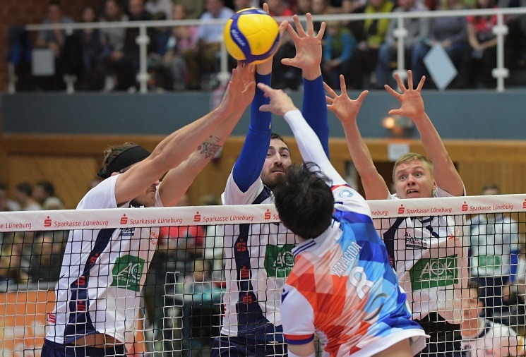 Der Block steht mit Blake Scheerhoorn, Michel Schlien und Antti Ronkainen stoppen Frankfurts starken Japaner Masahiro Yanagida