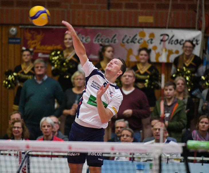 Kapiän Viktor Lindberg beim Aufschlag