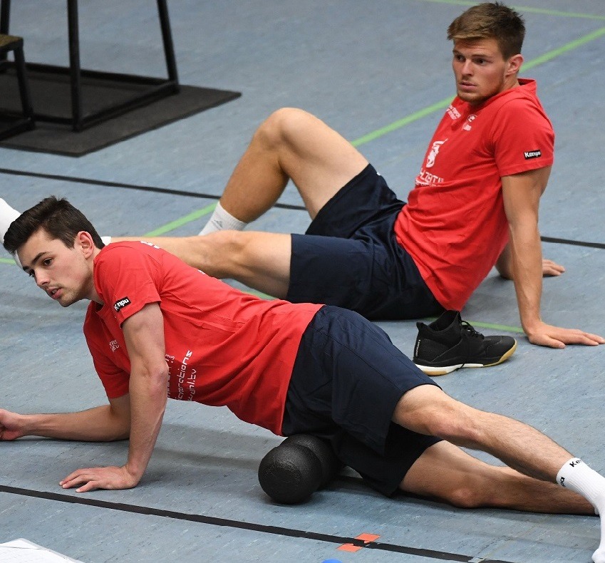 Die Neuen Hannes Gerken (vorne) und Richard Peemüller wärmen sich auf