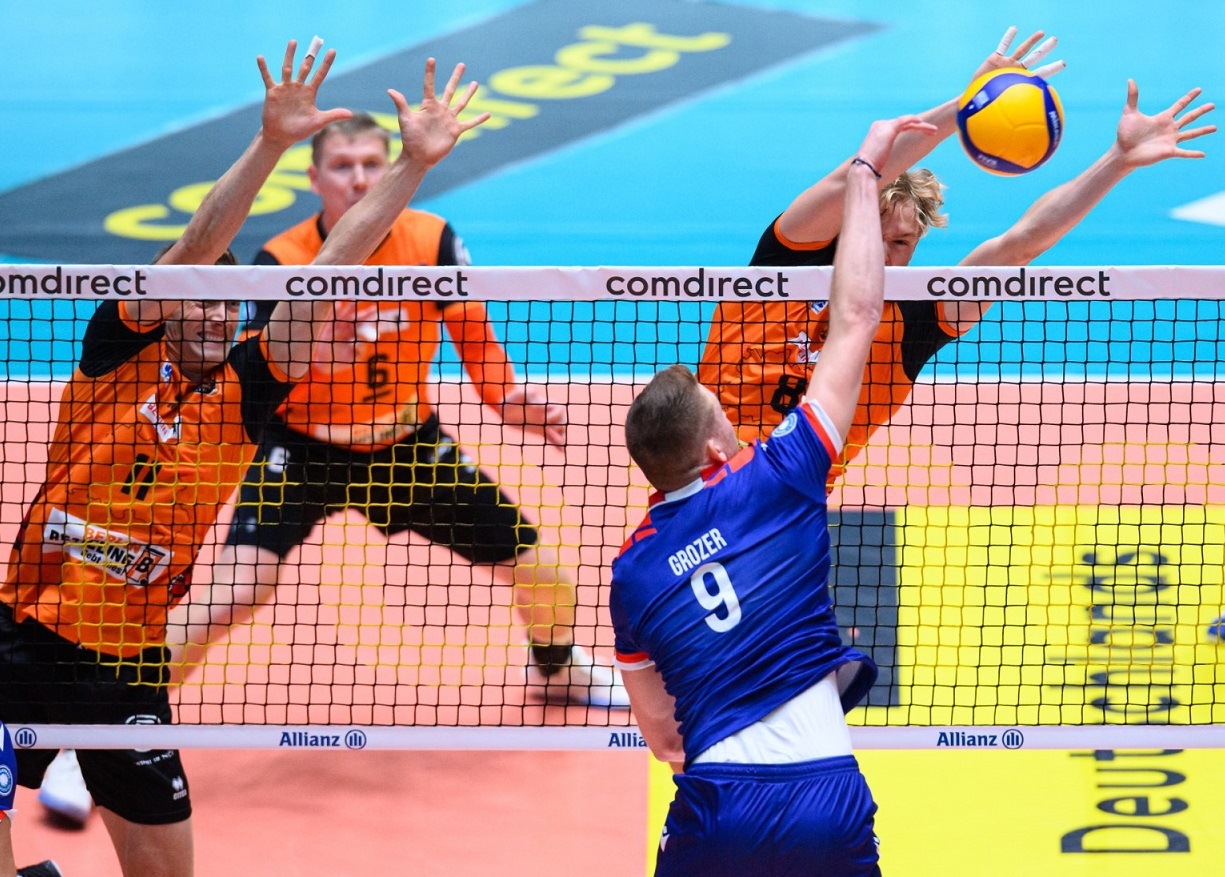Cody Kessel und Anton Brehme beim Block gegen Frankfurts Tim Grozer gehörten zu den stärksten Berlinern um Zuspieler und Kapitän Sergey Grankin