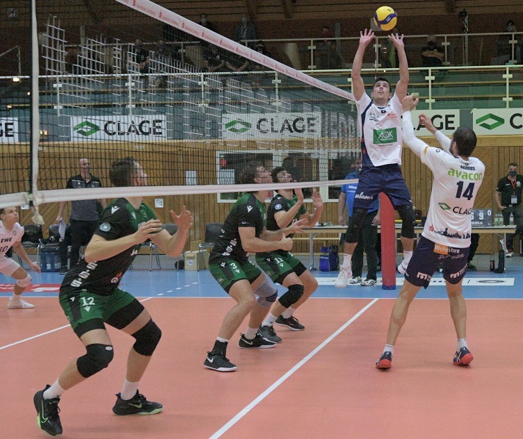 Michel Schlien (r.) erwartet das Zuspiel von Hannes Gerken