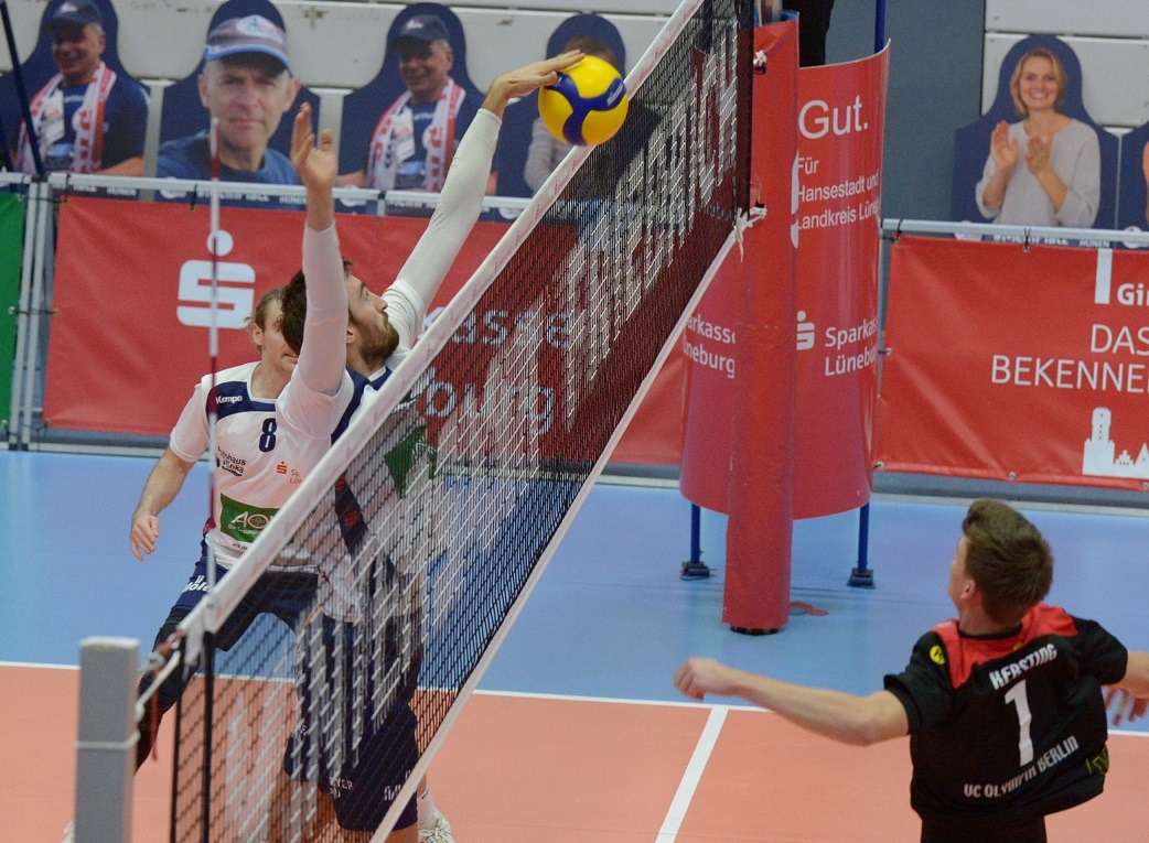 Michel Schlien reagiert schneller als Berlins Maximilian Kersting und streichelt den Ball zu einem seiner acht Punkte über das Netz