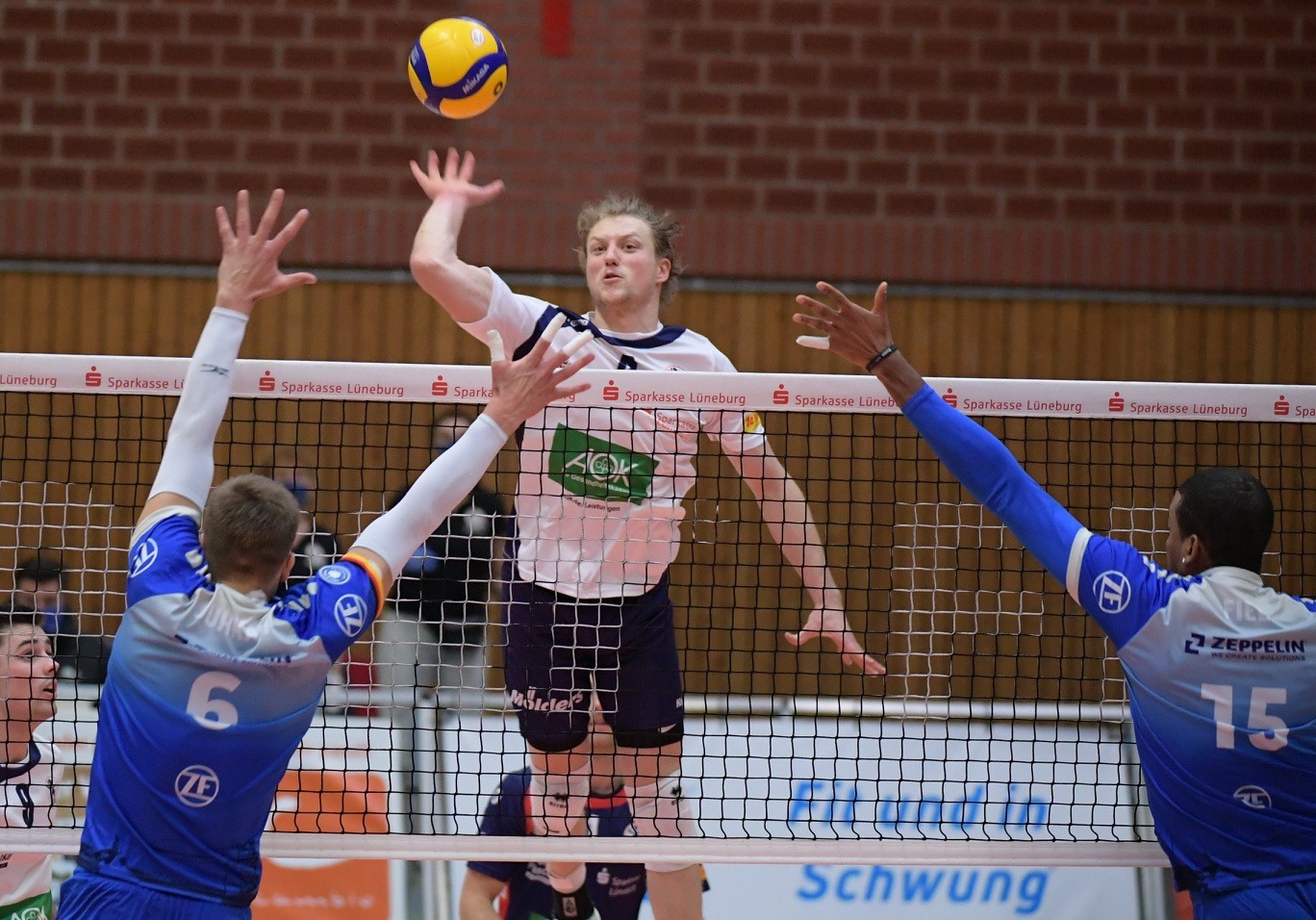 Jordan Ewert (Mitte), hier beim Pipe gegen Friedrichshafen, war bisher oft bester oder zweitbester Scorer der SVG