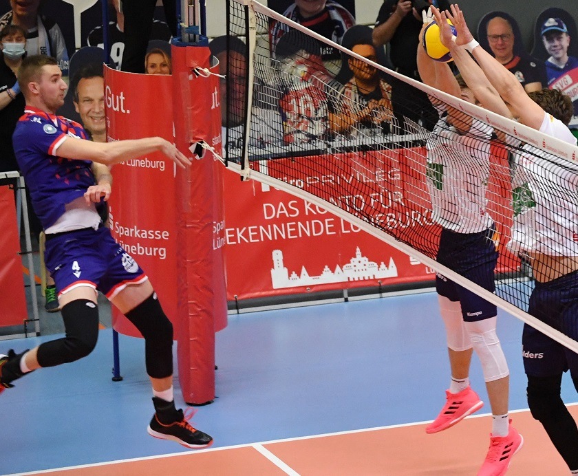 Florian Krage und Richard Peemüller stoppen einen Angriff des früheren LüneHünen Noah Baxpöhler
