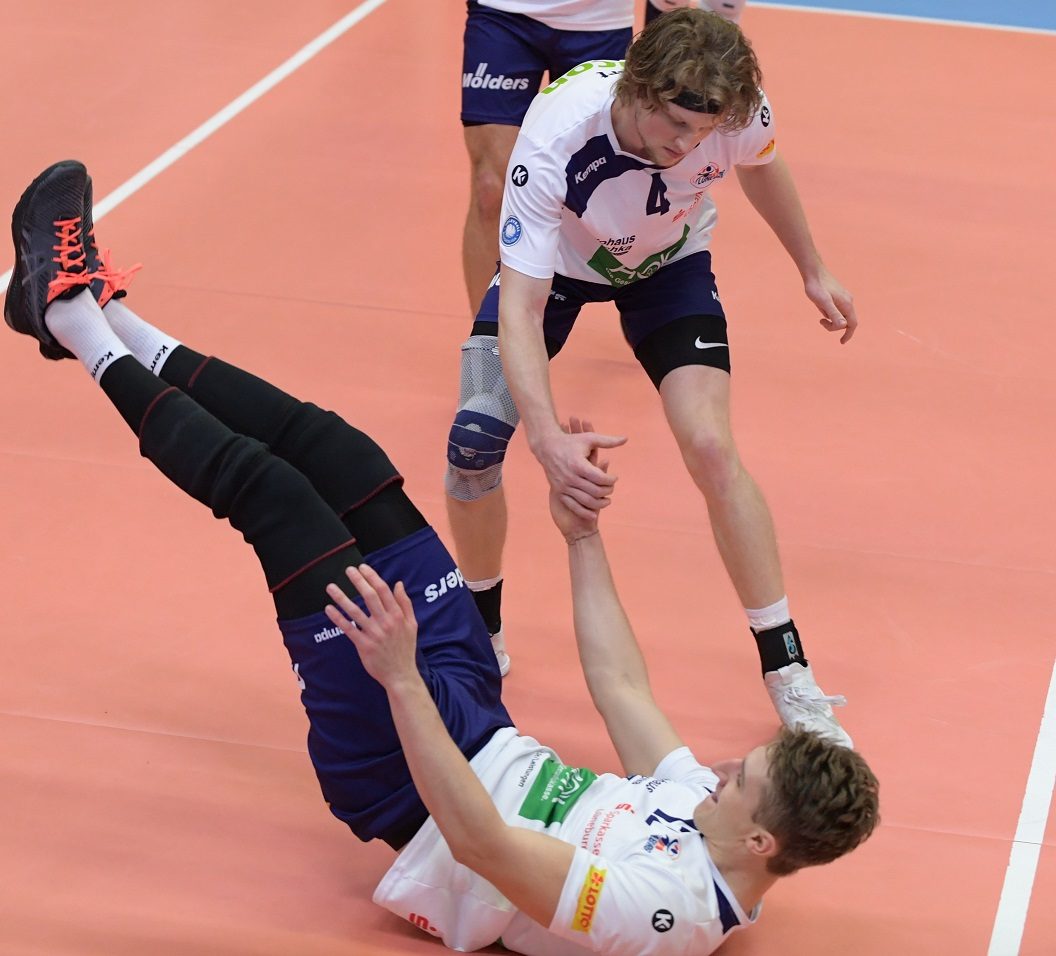 Jordan Ewert hilft Florian Krage auf die Beine