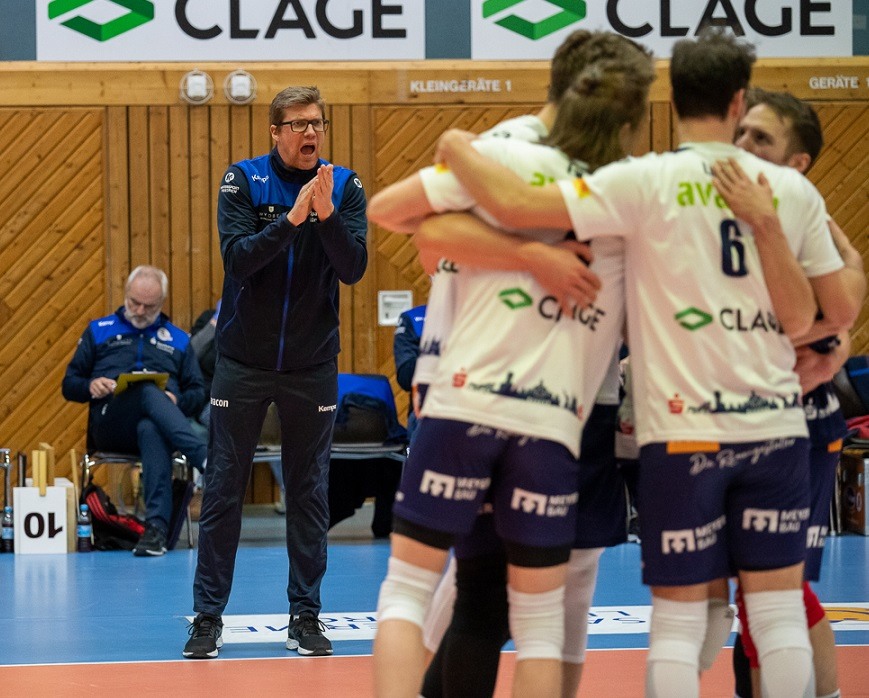 Weiter, immer weiter scheint Traner Stefan Hübner seine Mannen anzufeuern