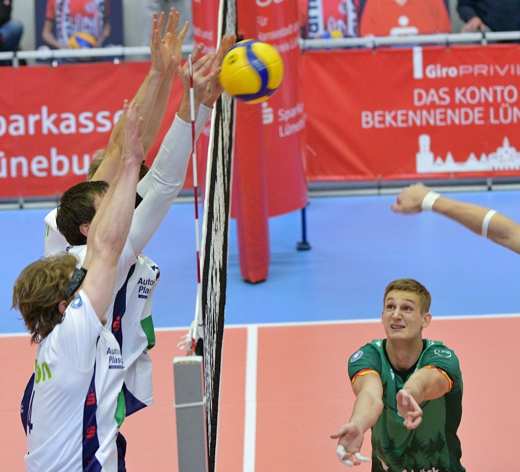 Wieder ein Punkt durch Michel Schlien, die Fingerspitzen sind dran am Ball