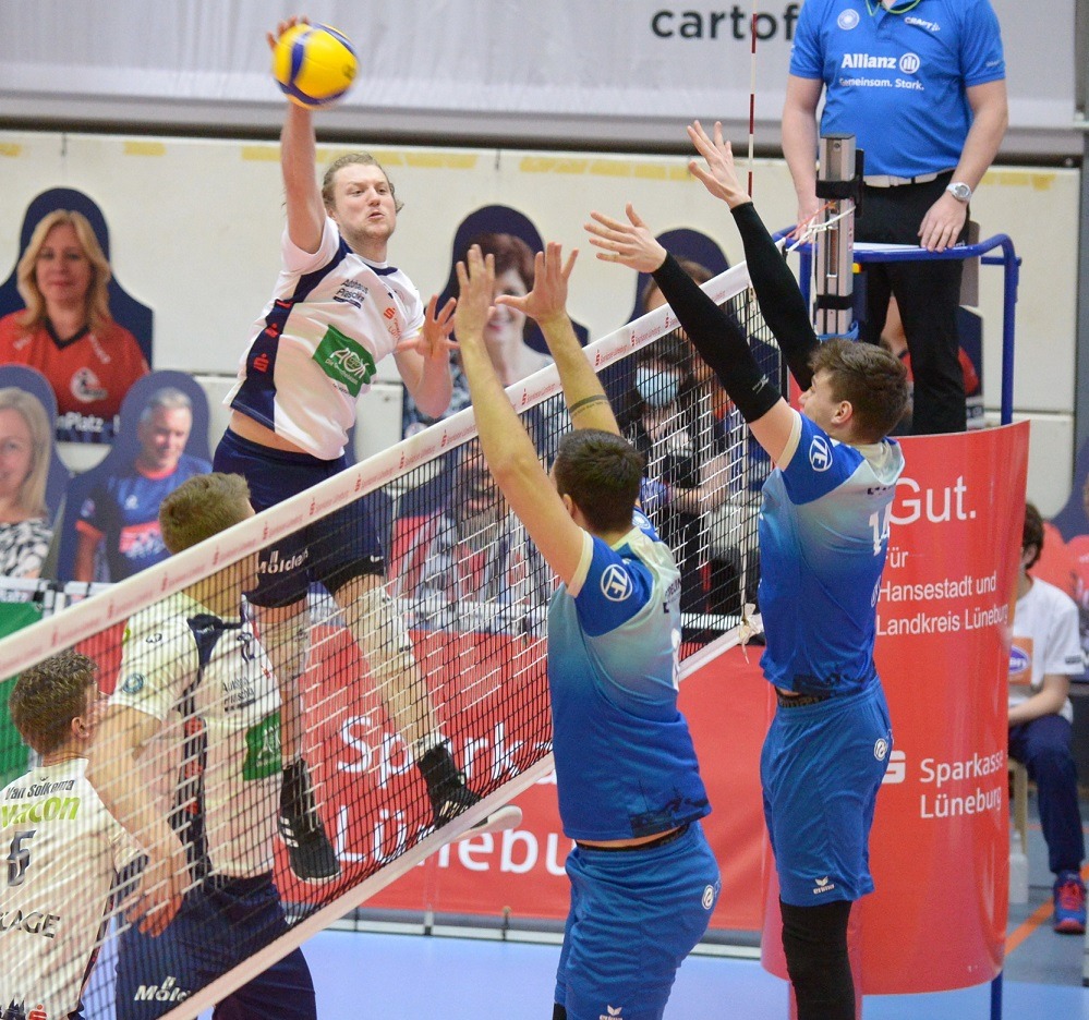 Jordan Ewert hatte vor einer Woche ungewohnte Schwierigkeiten gegen den starken Block der Friedrichshafener