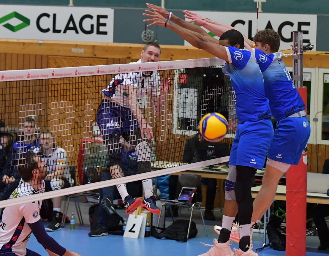 Will Craft, der mit einem Schmetterball den Friedrichshafener Block überwindet.