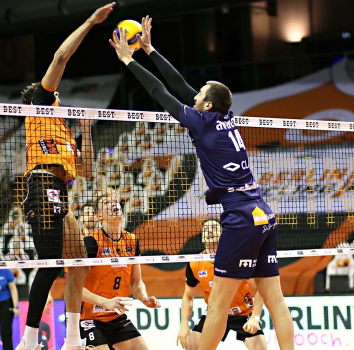 Michel Schlien blockt Benjamin Patch, die Ex-LüneHünen Anton Brehme (Nr. 8) und Cody Kessel (halb verdeckt) staunen - zu solchen Szenen könnte es auch jetzt im Testspiel kommen. Foto: BRV