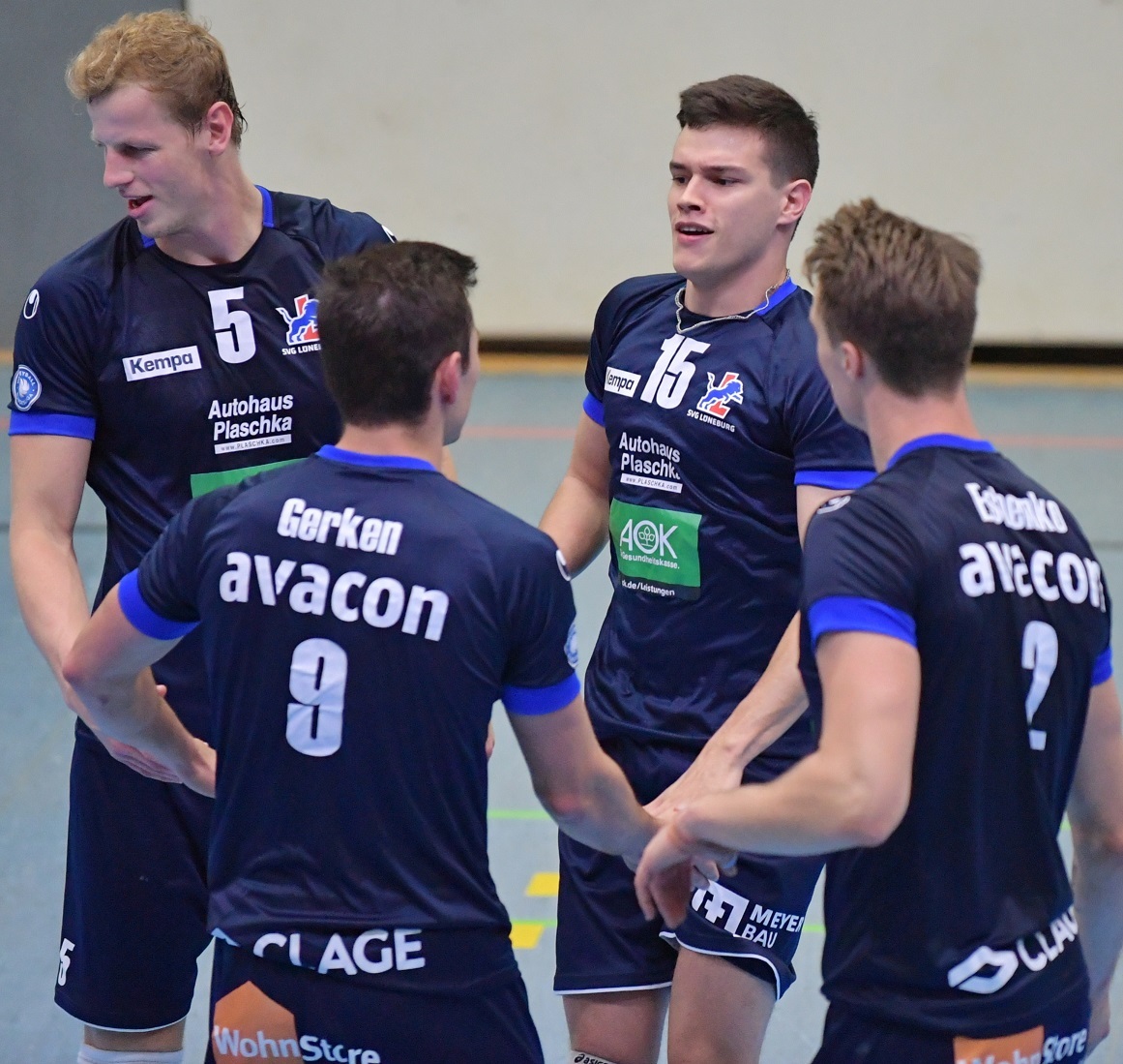 Besonders mit effektiven Angriffsleistungen überzeugte die SVG in den Tests gegen Middelfart. Hier feiern (v.l.) Auke van de Kamp, Hannes Gerken, Arthur Nath und Pearson Eshenko einen Punkt. Foto: Behns