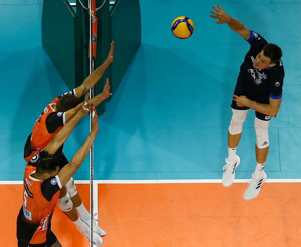 Starke Erfolgsquote, 14 Punkte, MVP: Richard Peemüller (r.) setzt sich hier gegen den Berliner Block mit Ruben Schott und Nehemiah Mote (vorne) durch. Foto: BR Volleys