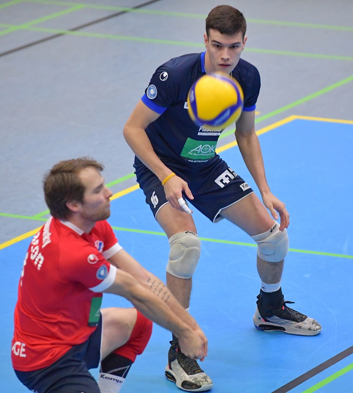 Eine gute, saubere Annahme wie hier durch SVG-Libero und Kapitän Tyler Koslowsky, beobachtet von Arthur Nath, ist enorm wichtig. Foto: Behns