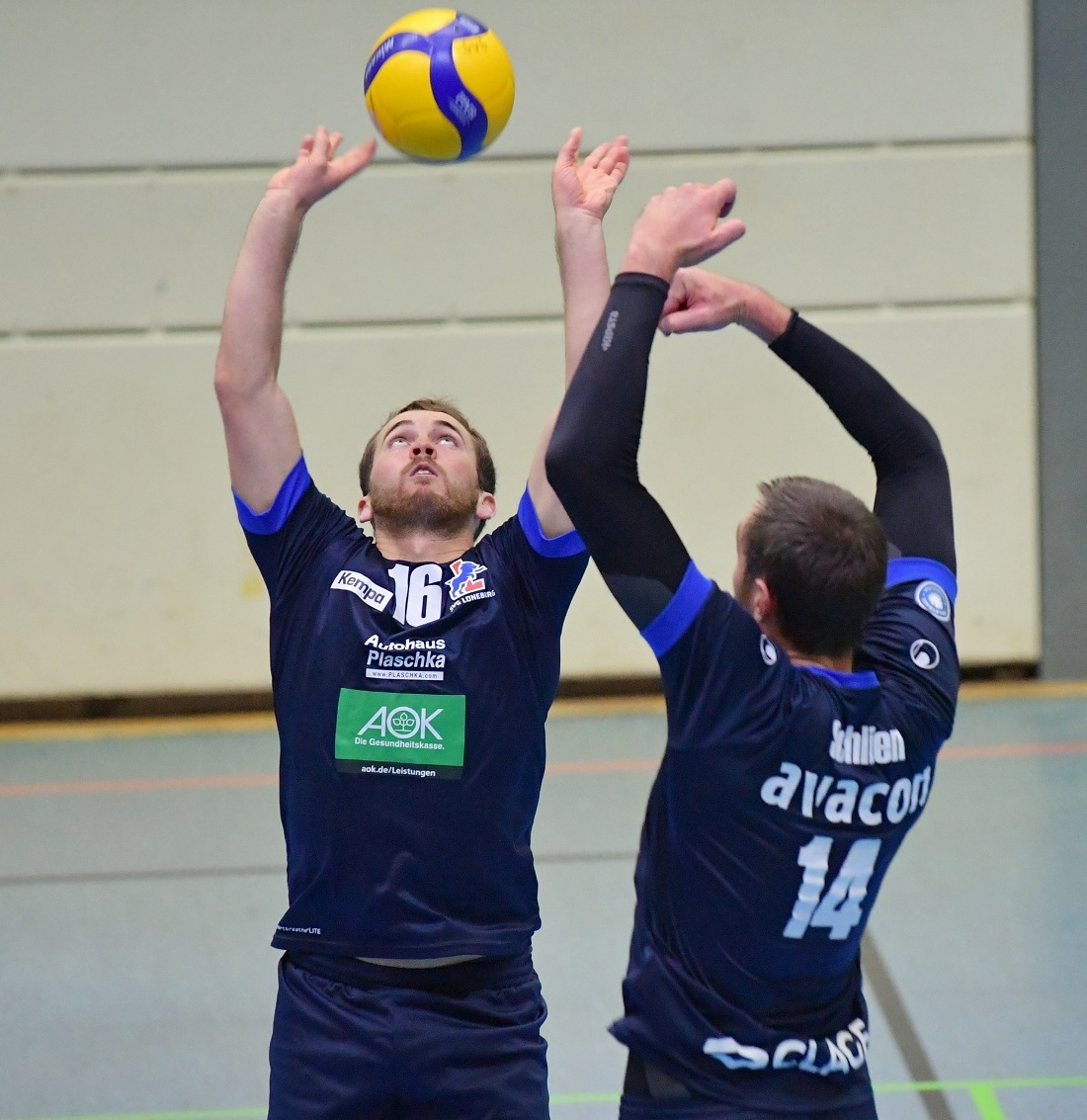 Für den neuen SVG-Zuspieler Joe Worsley (l.), der hier für Michel Schlien vorlegt, gibt es ein schnelles Wiedersehen mit seinem bisherigen Verein VfB Friedrichshafen. Foto: Behns