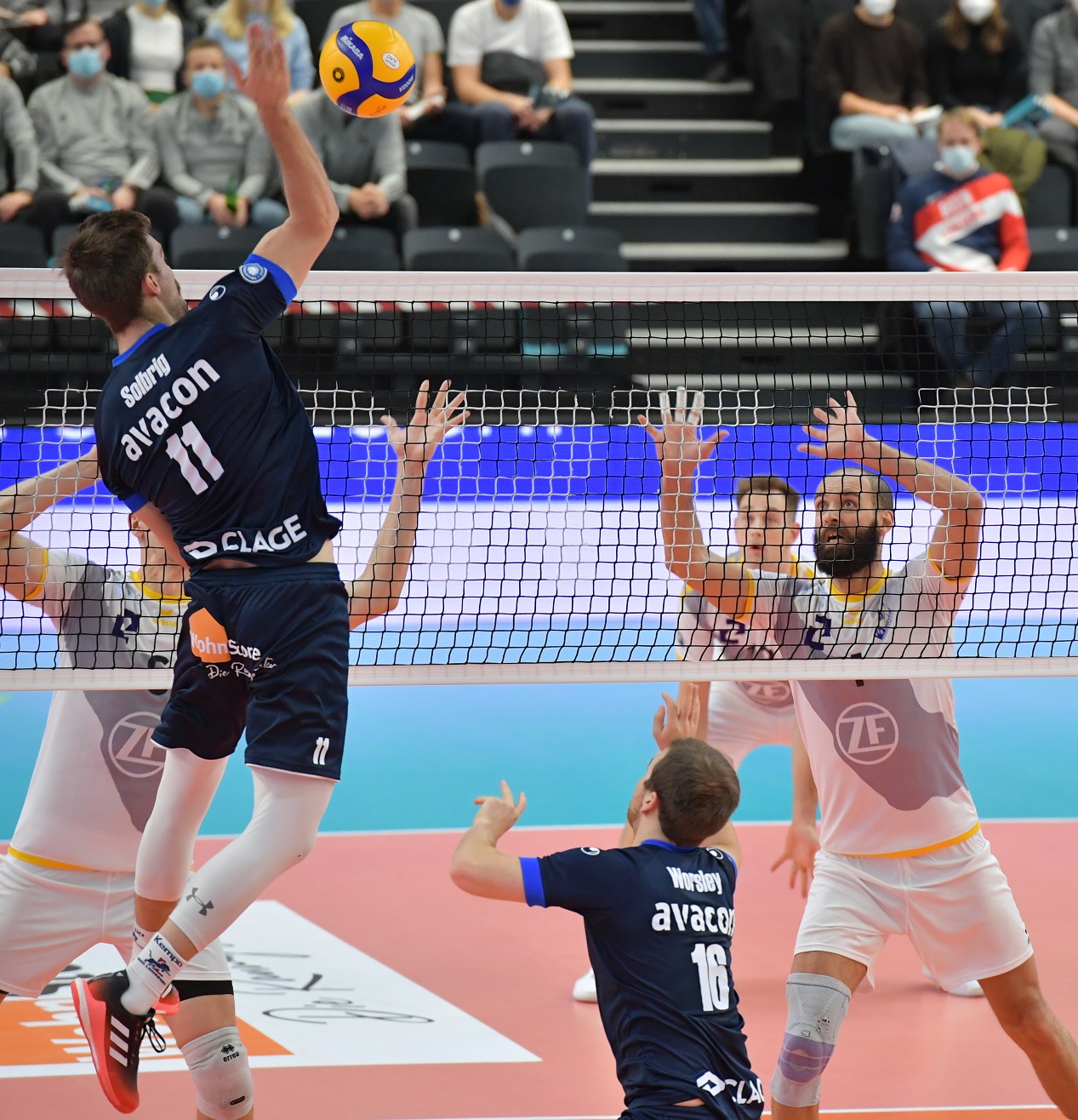 Mittelblocker Dalton Solbrig (l.) hat für die SVG in dieser Saison schon fleißig gepunktet - hier gegen Friedrichshafen mit Vojin Cacic (r.). Nun soll gleich noch ein Pokalsieg folgen. Foto: Behns