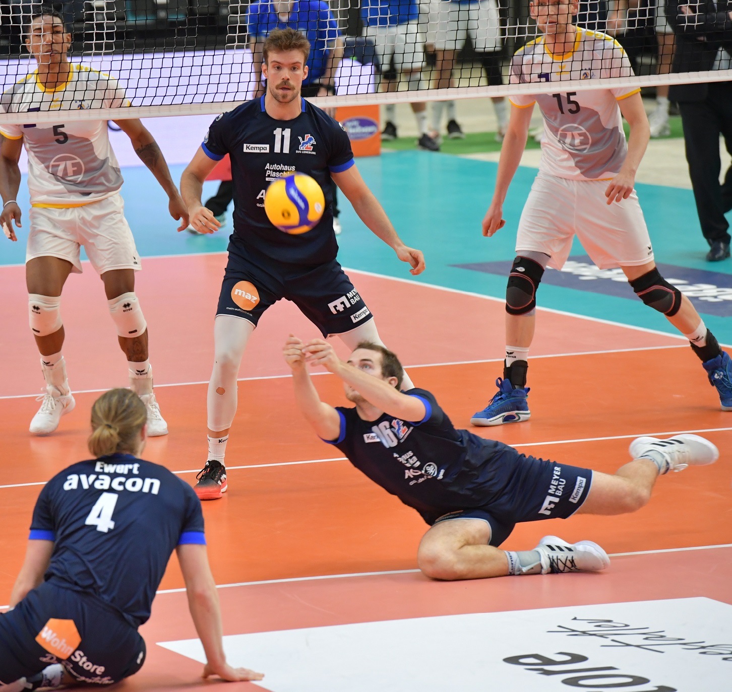 Ein Kampf um jeden Ball mit tollen Rettungsaktionen wie hier von Joe Worsley, beobachtet von Jordan Ewert (l.) und Dalton Solbrig, bot der Schlagabtausch gegen Friedrichshafen zuhauf. Foto: Behns