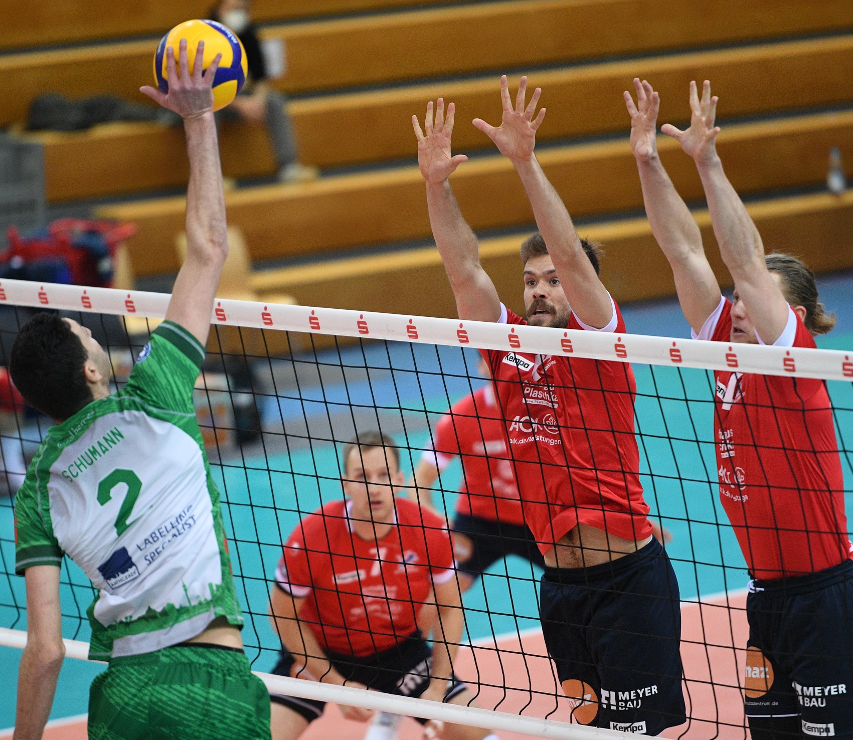 Jordan Ewert (r.) und Dalton Solbrig blocken einen Angriff von Hachings Diagonalangreifer Philipp Schumann. Foto: Zuber/TSV