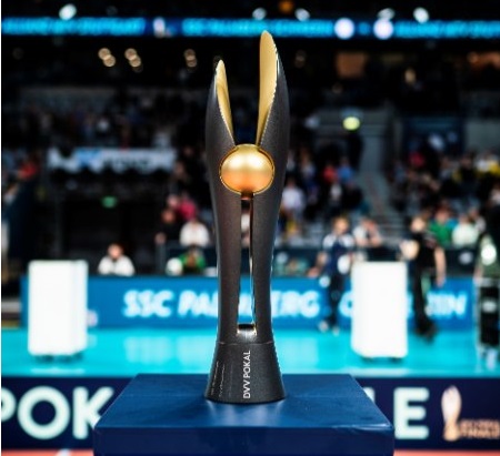 Um diesen Pokal geht es im Endspiel am 6. März wieder. Foto: DVV