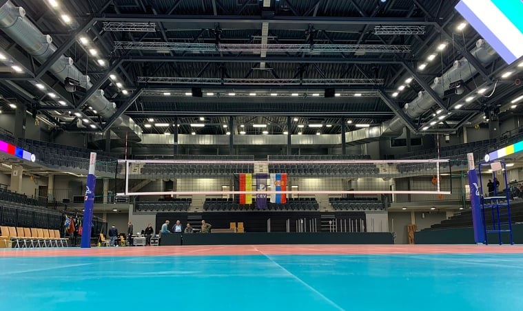 Es ist angerichtet: Das Netz ist schon zwischen den Pfosten befestigt, die Flaggen von Deutschland und Serbien hängen - wie bei internationalen Spielen üblich - für das Match SVG gegen Kraljevo in der LKH Arena. Foto: SVG
