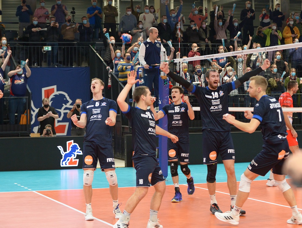 Feierstimmung in der neun LKH Arena: LüneHünen und ihre Fans jubeln über das 3:0 gegen Kraljevo. Fotos (3): Behns