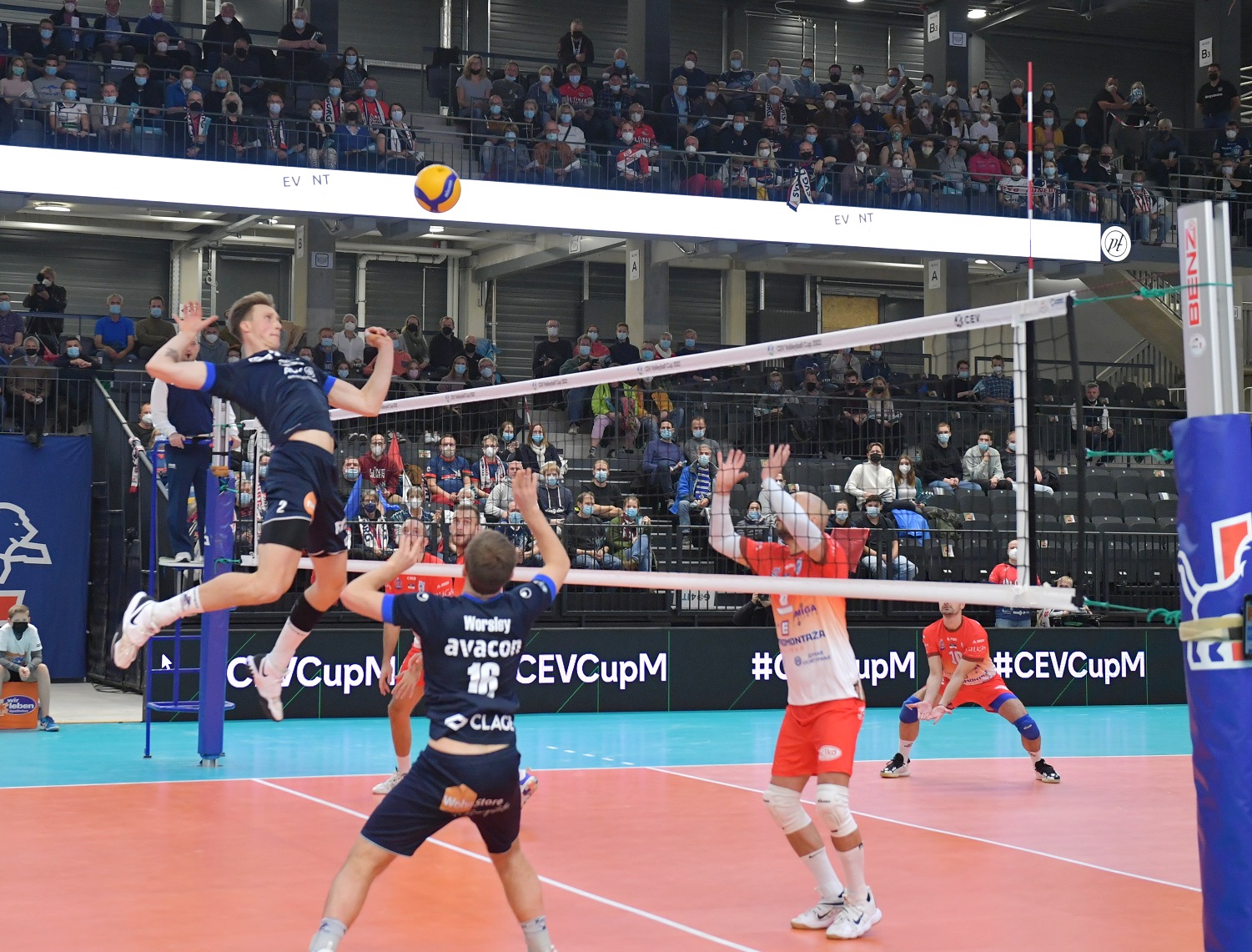 Pearce Eshenko (l.), hier im CEV Cup gegen Kraljevo, trifft mit den LüneHünen auf seinen alten Verein Giesen. Foto: Behns