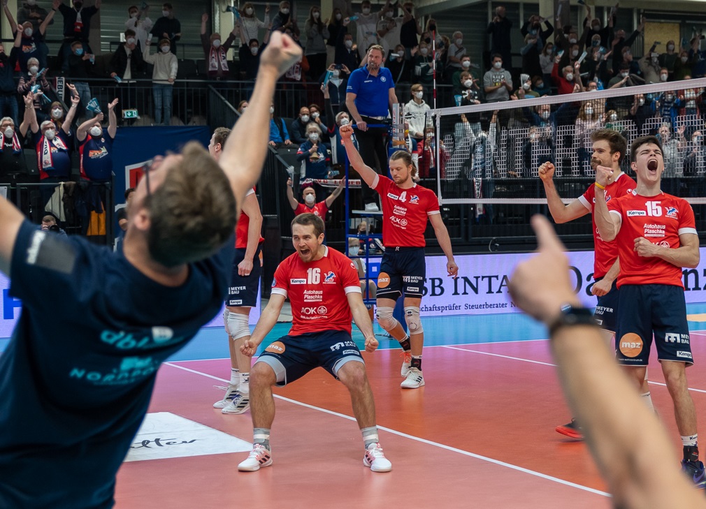 Grenzenloser Jubel über den Finaleinzug auch beim Cheftrainer Stefan Hübner (vorne links). Neben ihm Joe Worsley, rechts Arthur Nath.