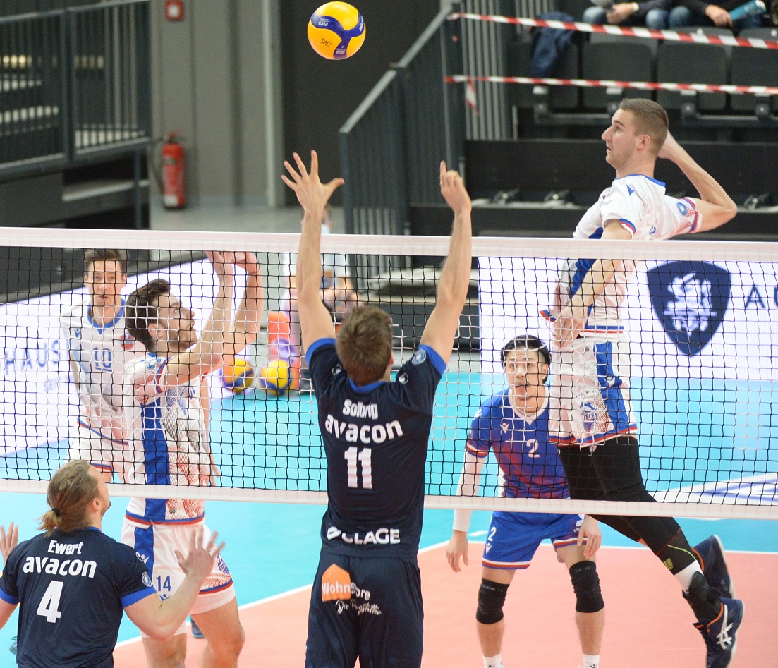 Noah Baxpöhler (r.) machte den alten Kollegen von der SVG schwer zu schaffen, erzielte 13 Punkte für Frankfurt. Hier kommen Dalton Solbrig (Nr. 11) und Jordan Ewert (l.) zu spät. Foto: Behns