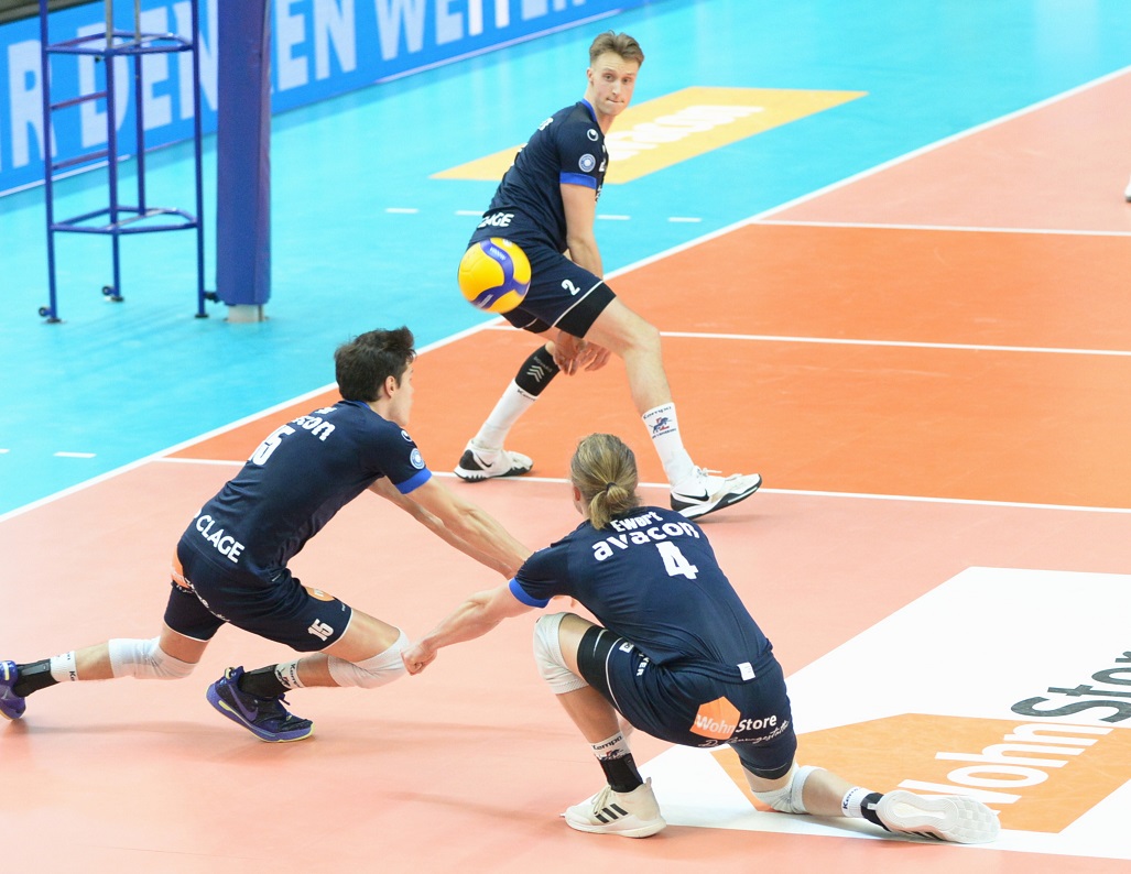 Gegen das starke Service der Netzhoppers muss am Sonntag die Annahme der SVG - so wie hier zwischen Arthur Nath (l.) und Jordan Ewert (r.), beobachtet von Pearce Eshenko (stehend) - reibungslos funktionieren. Foto: Behns