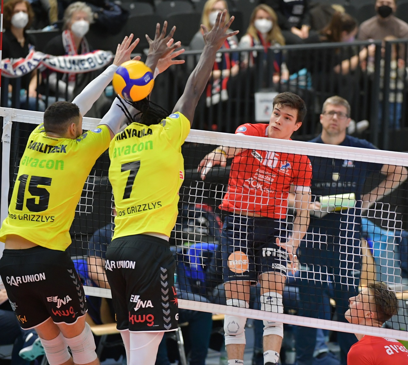 Außenangreifer Arthur Nath (r.) kam im Diagonalangriff zum Einsatz und überzeugte mit 20 Punkten - hier gegen Giesens Block mit Lorenz Karlitzek (l.) und Magloire Mayaula. Foto: Behns