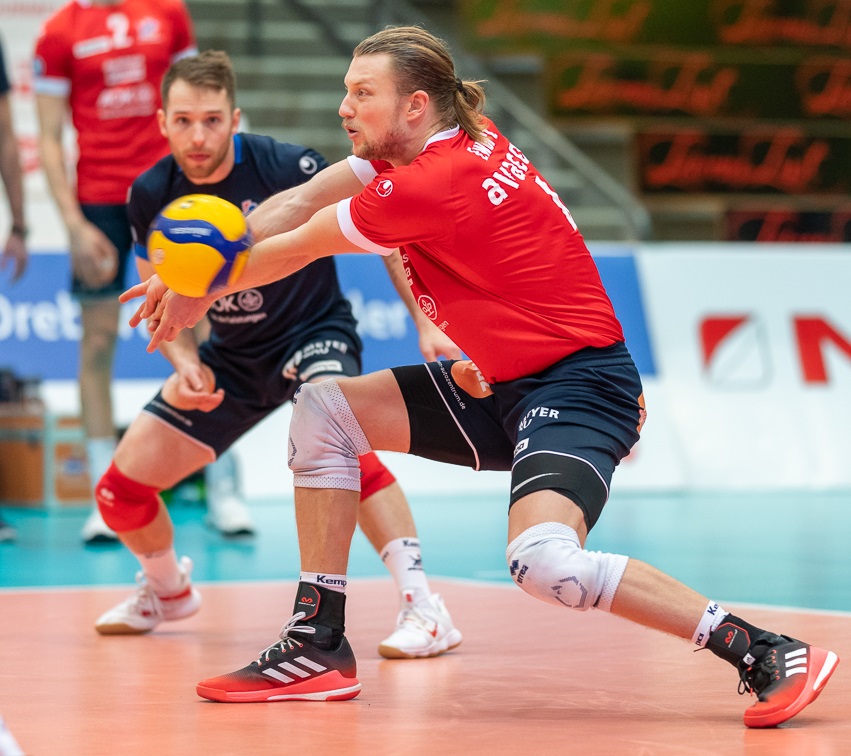 Jordan Ewert (vorne) war zuletzt in Hildesheim gegen Giesen wieder einmal bester Scorer, obwohl in der Annahme enorm gefordert, kam dort auf 47% positiver Aktionen neben dem herausrageden Libero Tyler Koslowsky (l.) mit sogar 59%. Foto: WW