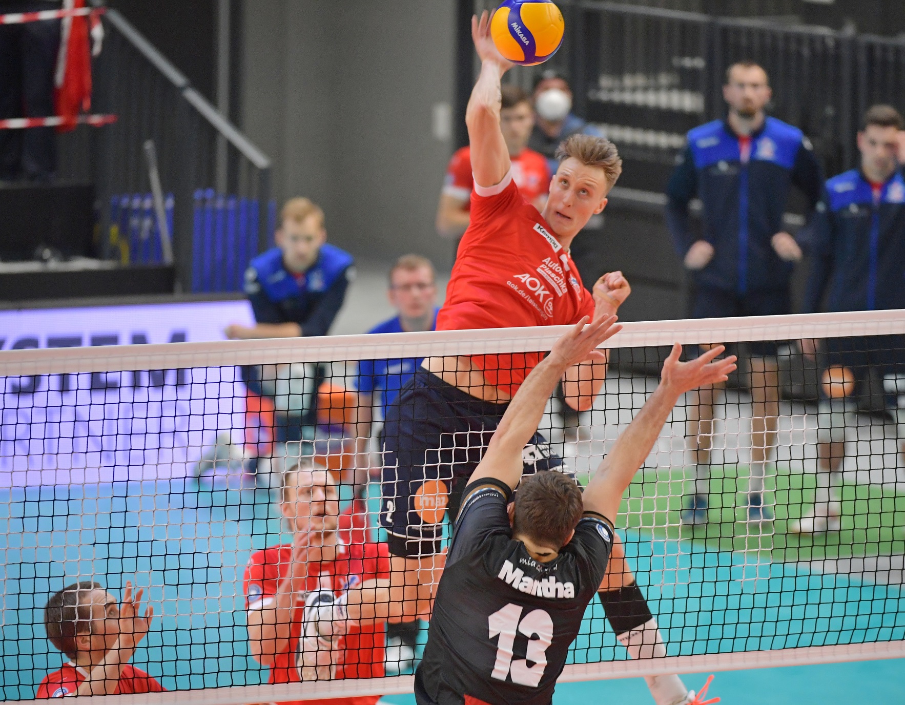 Das Trio Joe Worsley, Jordan Ewert und Pearson Eshenko (v.l.) pausierte beim letzten SVG-Spiel, nun werden wohl alle drei in die Startformation zurückkehren. Foto: Behns