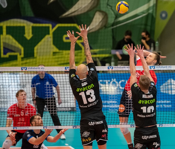 Jordan Ewert (r.), der hier einen Block mit Jean-Philippe Sol und Jan Röling überwindet, war wieder einmal bester Scorer. Die Aktion des Außenangreifers wird beobachtet von Auke van de Kamp (l.) und Tyler Koslowsky. Foto: WW