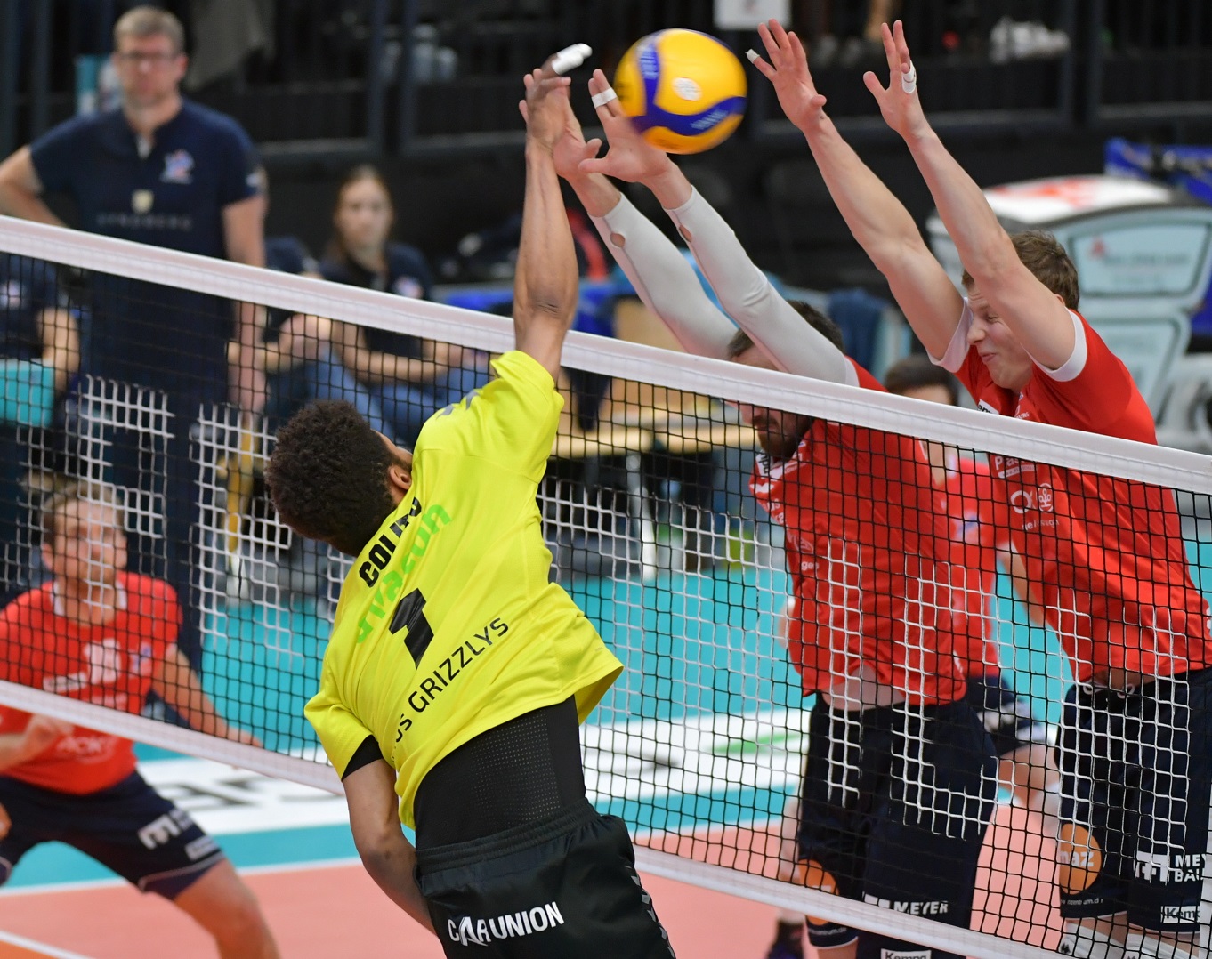 Schnelles Wiedersehen: Zum Auftakt der Zwischenrunde trifft die SVG mit Michel Schlien und Auke van de Kamp (im Block v.l.) auf Giesen mit Renato Colito. Foto: Behns