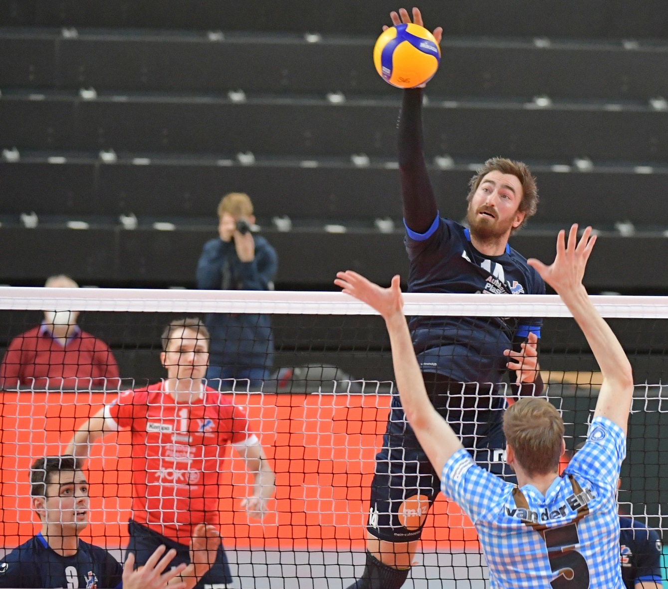 Michel Schlien (r.) spielte in München gegen Herrsching erst im Diagonal-, dann im Außen-Angriff und machte seine Sache auf beiden ungewohnten Positionen gut. Archivfoto: Behns