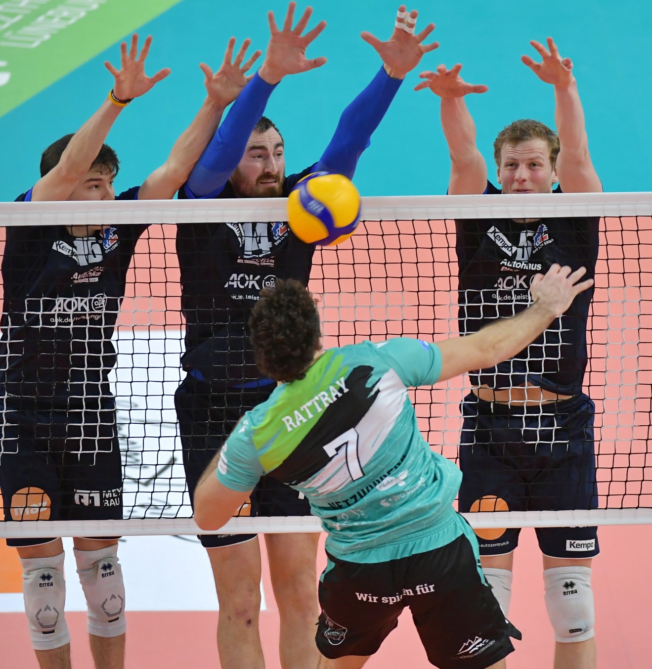 Das Blockspiel der SVG - hier mit Arthur Nath, dem formverbesserten Michel Schlien und Auke van de Kamp (v.l.) - war gegen die Netzhoppers wieder viel effektiver. Foto: Behns
