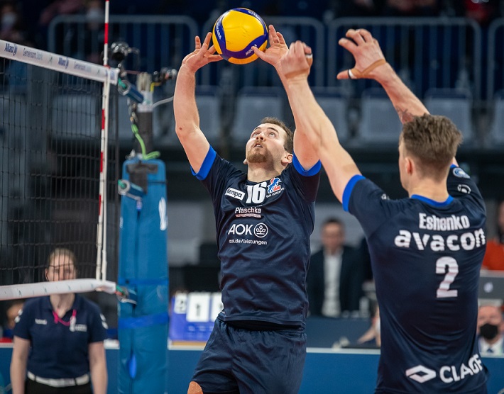 Zuspieler Joe Worsley bewies im Pokalfinale gegen Ex-Verein Friedrichshafen wieder einmal seine Klasse, setzte auch den starken Mittelblocker Pearson Eshenko (r.) immer wieder hervorragend ein. Foto: WW