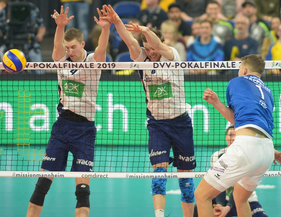 Noah Baxpöhler (l.) und Cody Kessel gehörten zu den Spielern, die trotz guter Leistungen auch 2019 vergeblich nach dem Pokal griffen - hier aber greifen sie sich im Block Friedrichshafens polnischen Diagonalangreifer Bartlomiej Boladz.