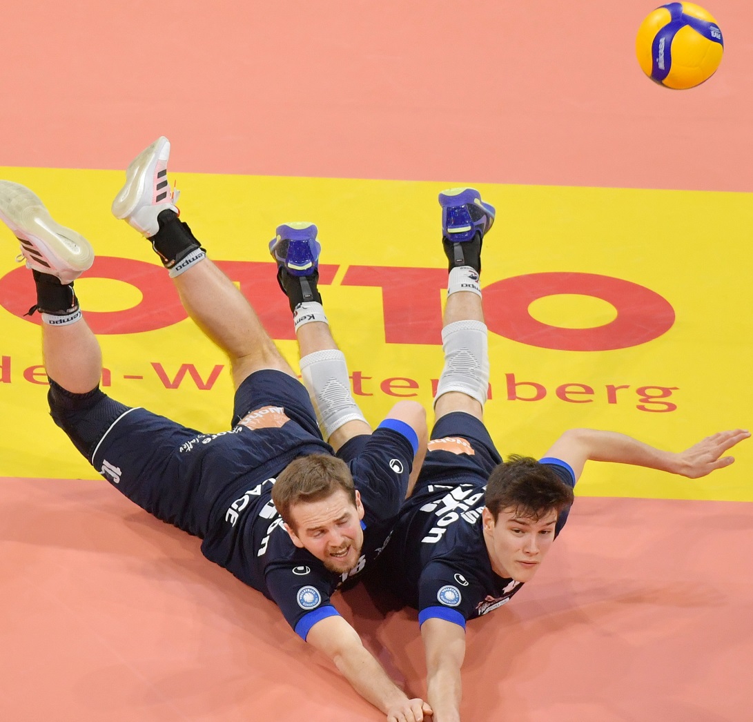 Voller Einsatz: Die LüneHünen mit Joe Worsley (l.) und Arthur Nath wollen noch einmal alles geben, um das Saison-Aus schon im Playoff-Viertelfinale abzuwenden. Foto: Behns