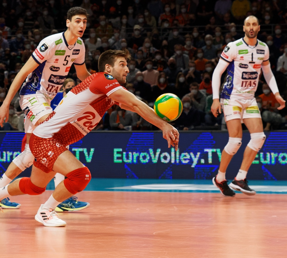 Deutschlands National-Libero Julian Zenger (rotes Trikot) hofft am Sonntag auf den Triumph in der Campions League. Den sollen für Trentino Itas vor allem der neue italienische Superstar Alessandro Michieletto (l.) und der Bulgare Matey Kaziyski (r.) als Punktesammler möglich machen. Foto: CEV