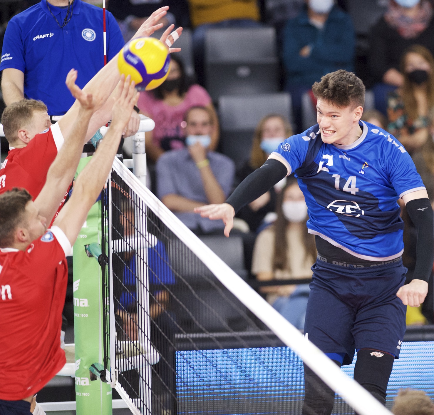 Diagonalangreifer Lukas Maase, hier noch in einem Match gegen die SVG, kommt aus Friedrichshafen zu den LüeHünen. Foto: Kram